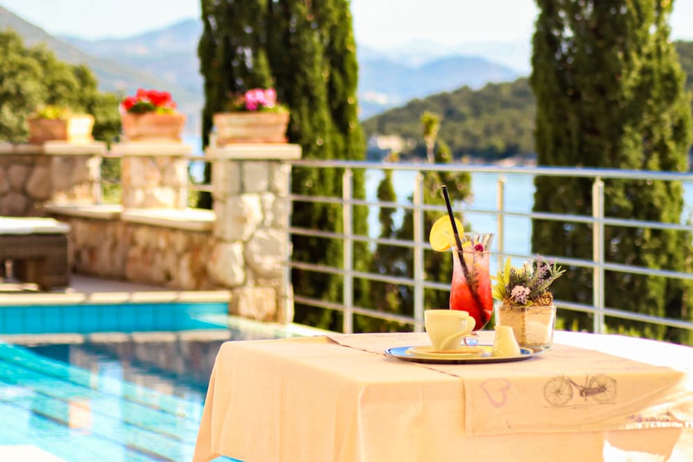 Swimming pool-spa