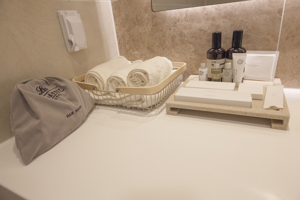 Bathroom amenities
