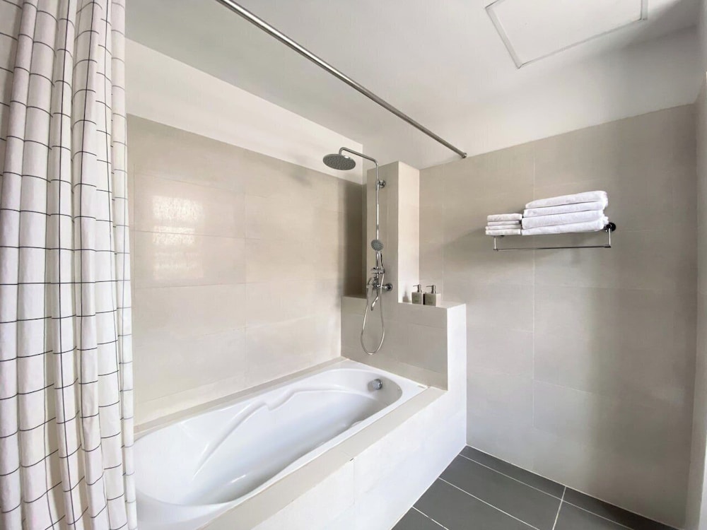 Deep soaking bathtub