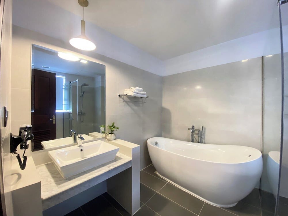 Deep soaking bathtub