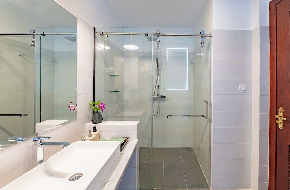 Bathroom shower