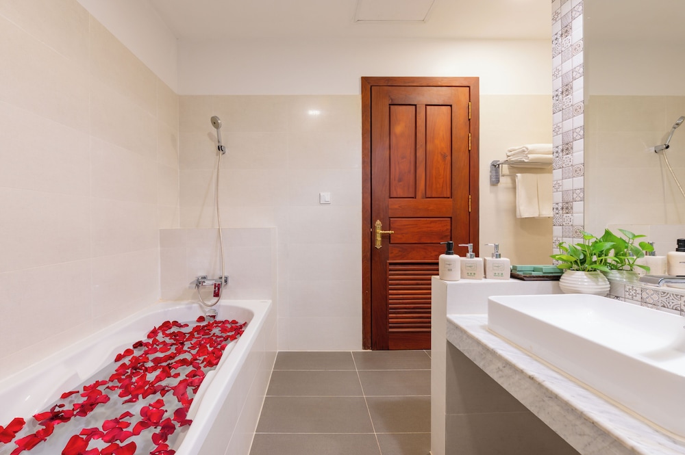 Deep soaking bathtub