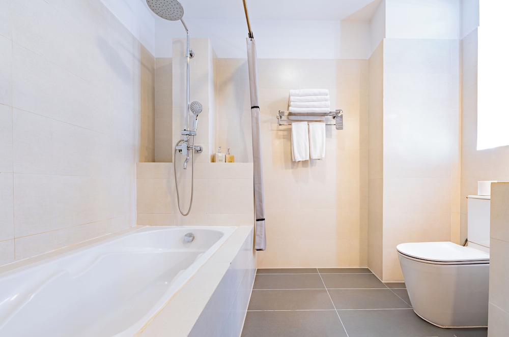 Deep soaking bathtub