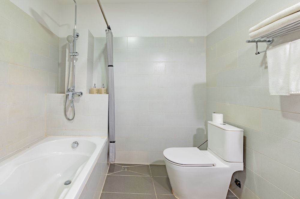 Deep soaking bathtub