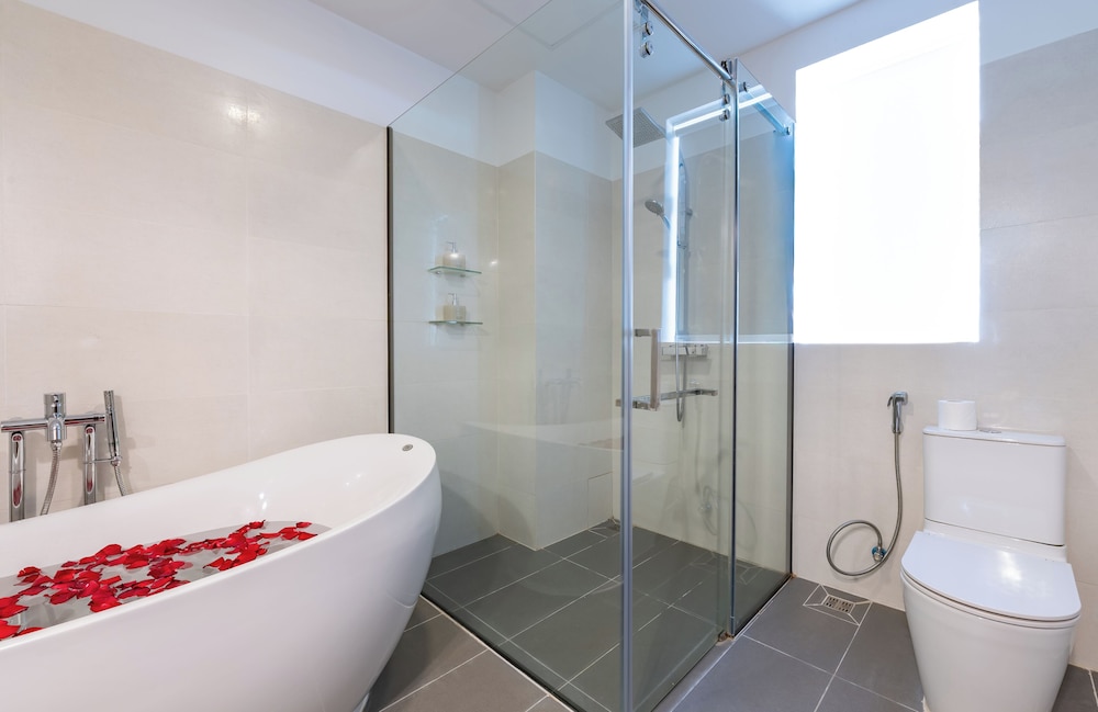 Deep soaking bathtub