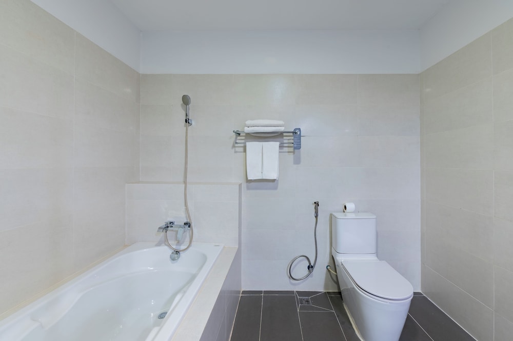 Deep soaking bathtub