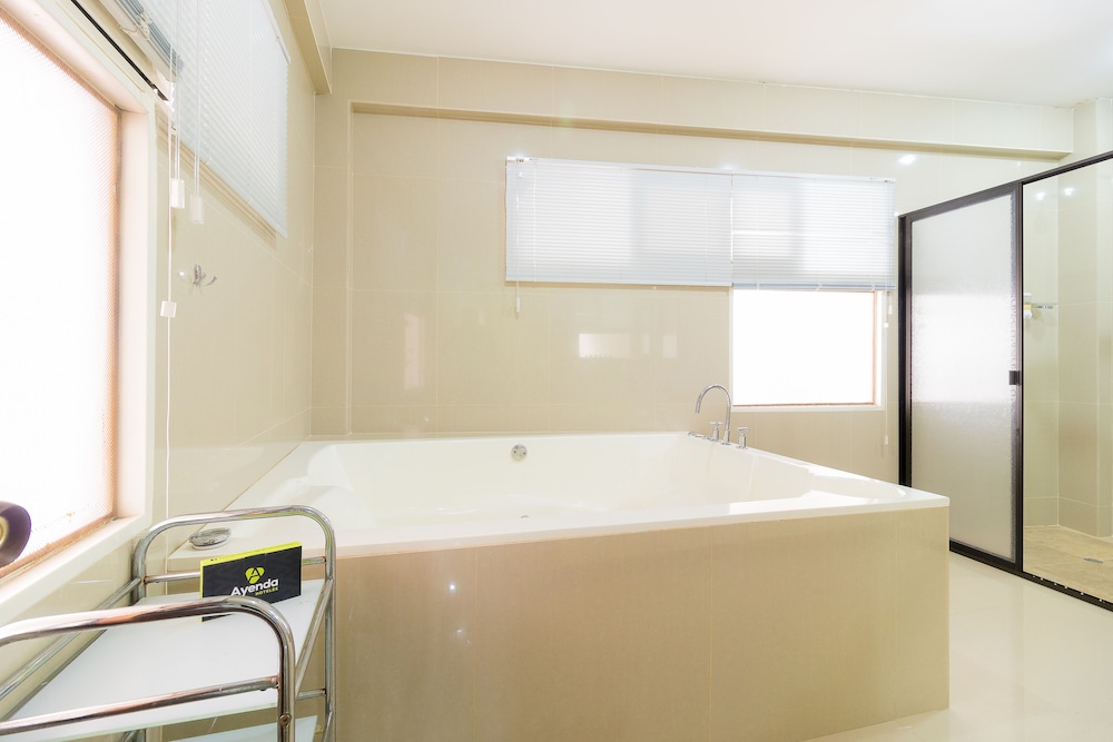 Deep soaking bathtub