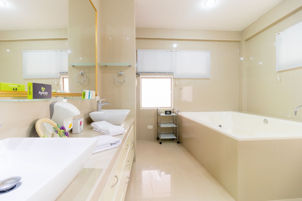 Deep soaking bathtub