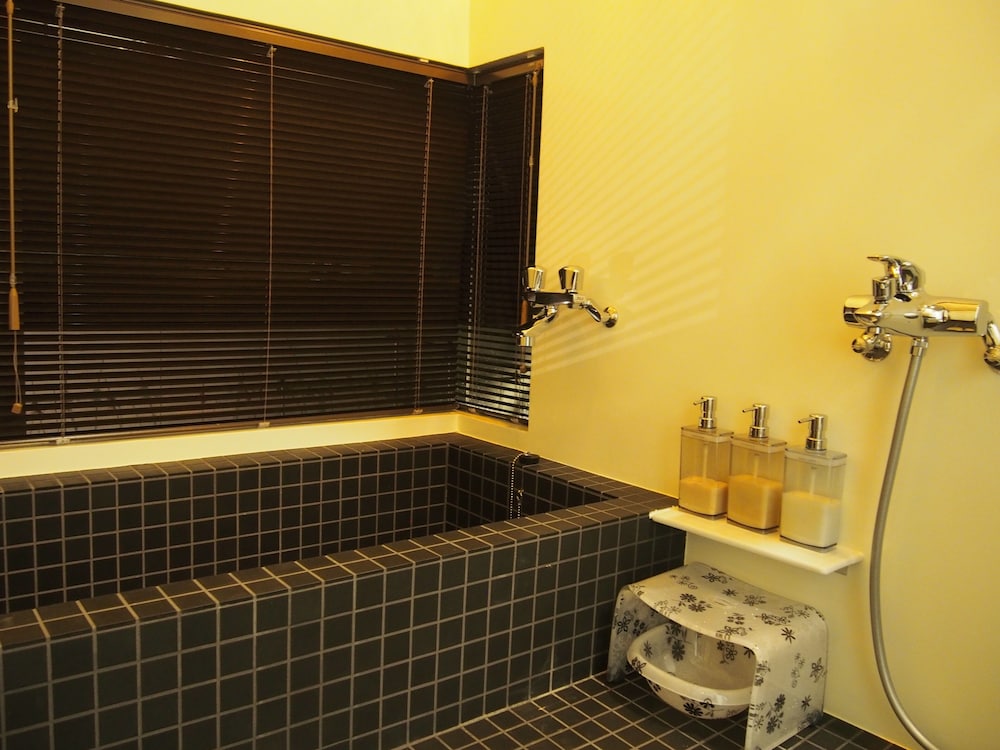 Deep soaking bathtub