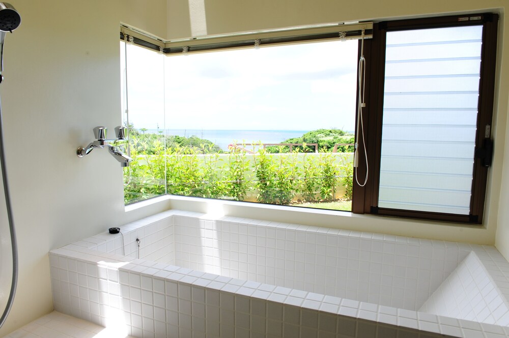 Deep soaking bathtub