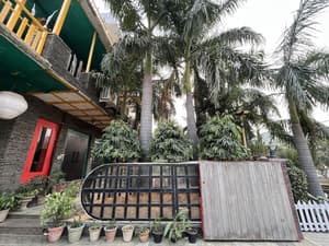 thumbnail: Exterior detail