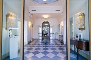 thumbnail: Interior entrance