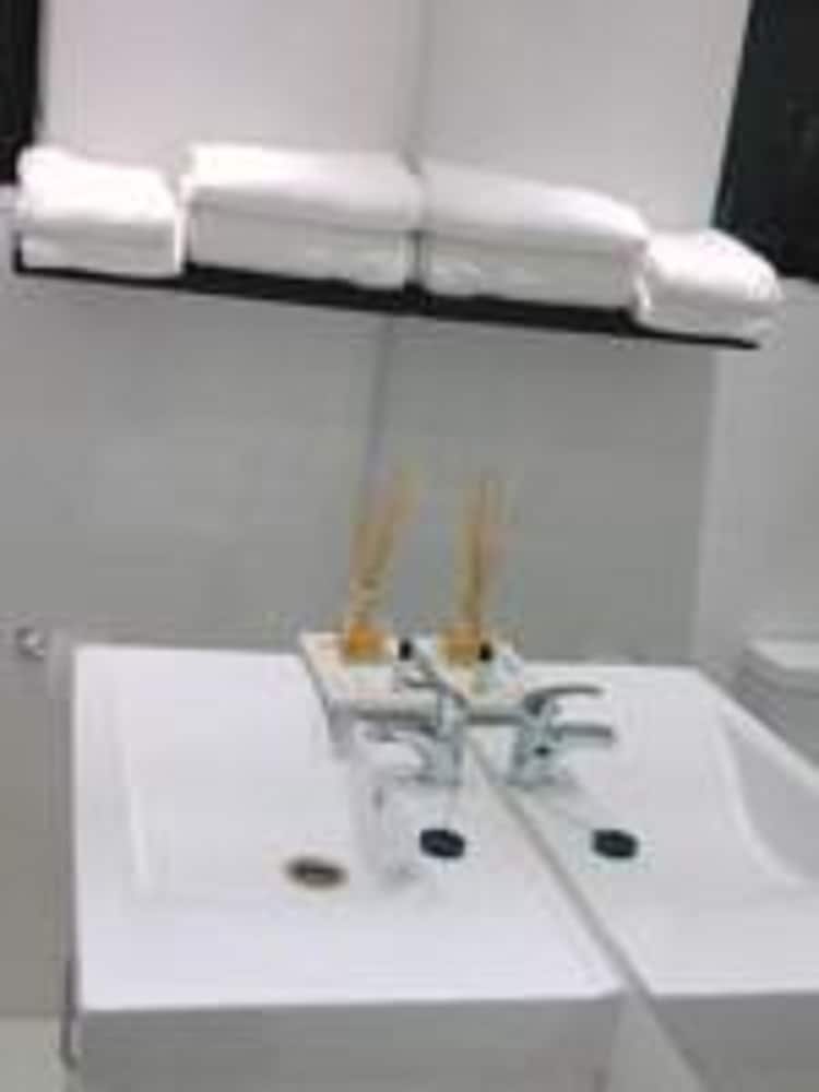 Bathroom sink