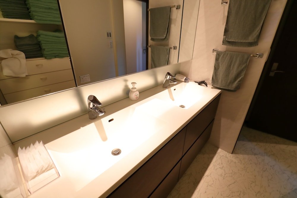 Bathroom sink