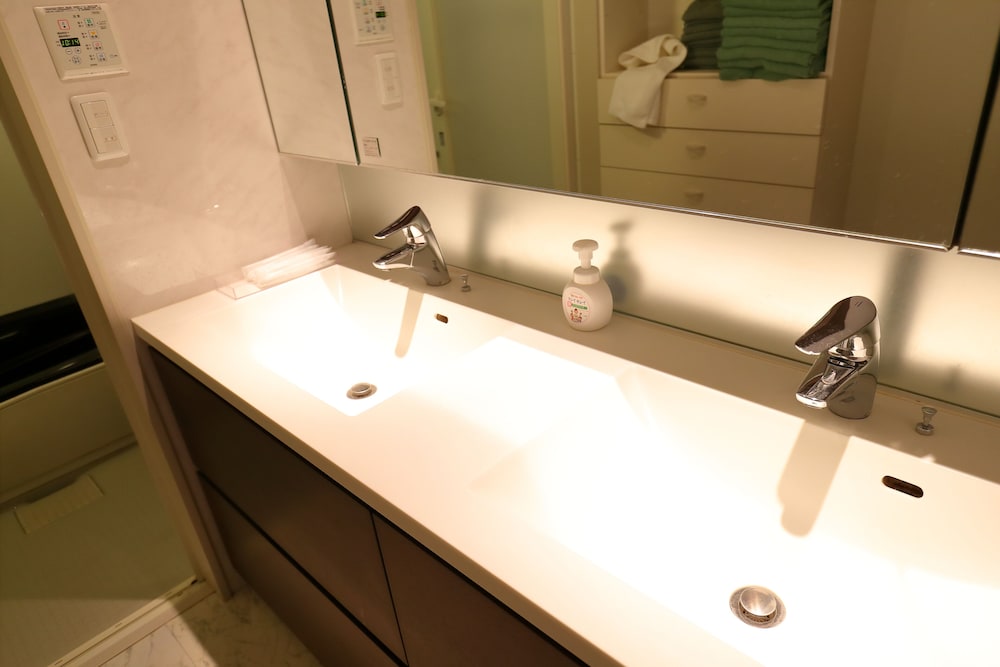 Bathroom sink