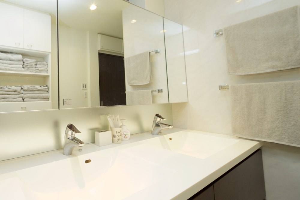 Bathroom sink