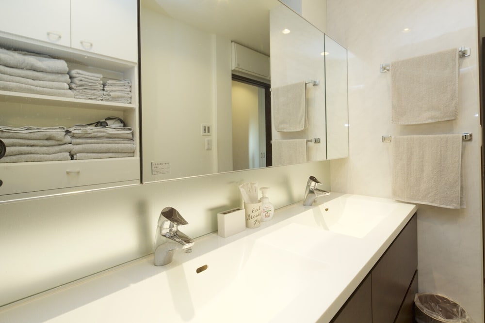 Bathroom sink