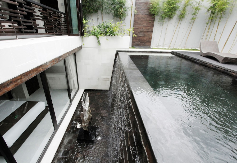 Infinity pool