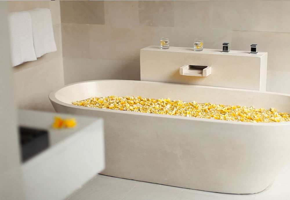 Deep soaking bathtub