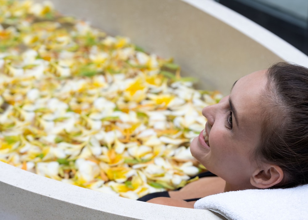 Deep soaking bathtub