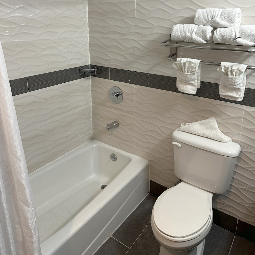 Deep soaking bathtub