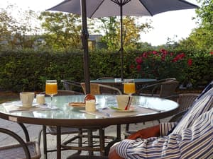thumbnail: Bar (on property)