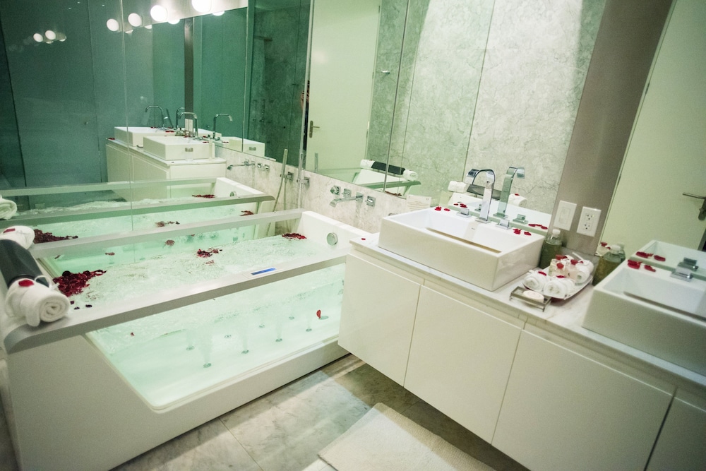 Private spa tub