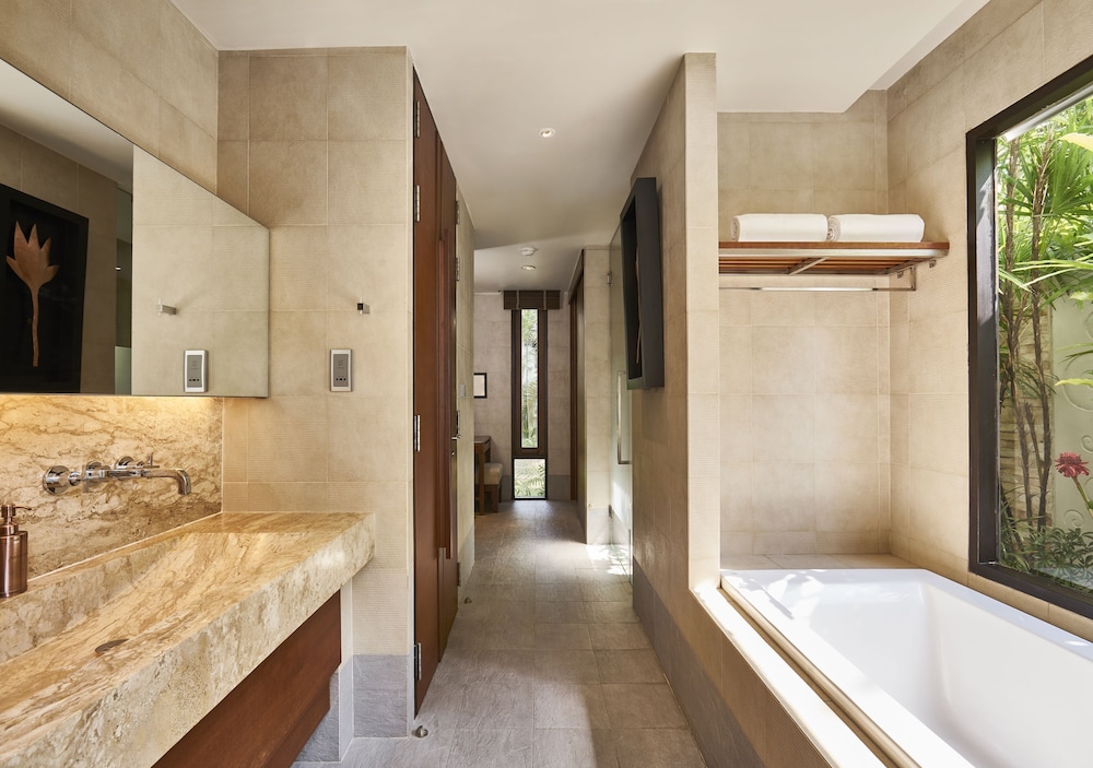 Deep soaking bathtub