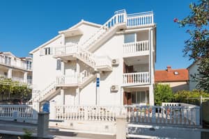 thumbnail: Front of property