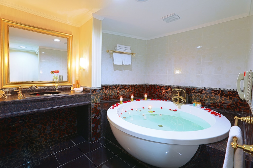Deep soaking bathtub