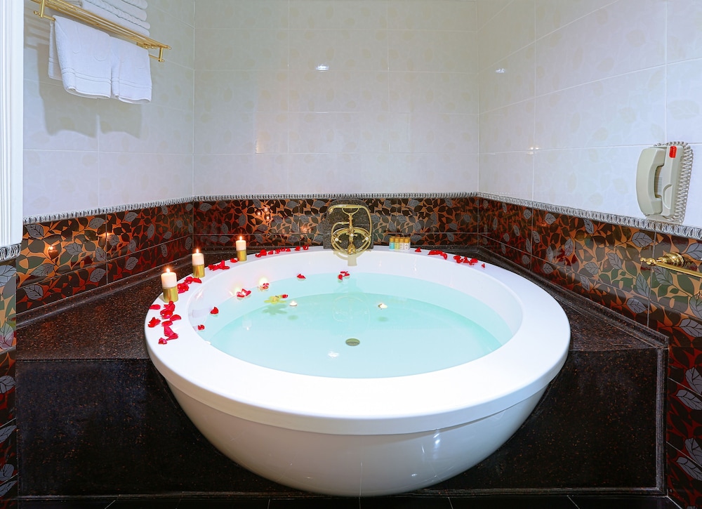 Indoor spa tub