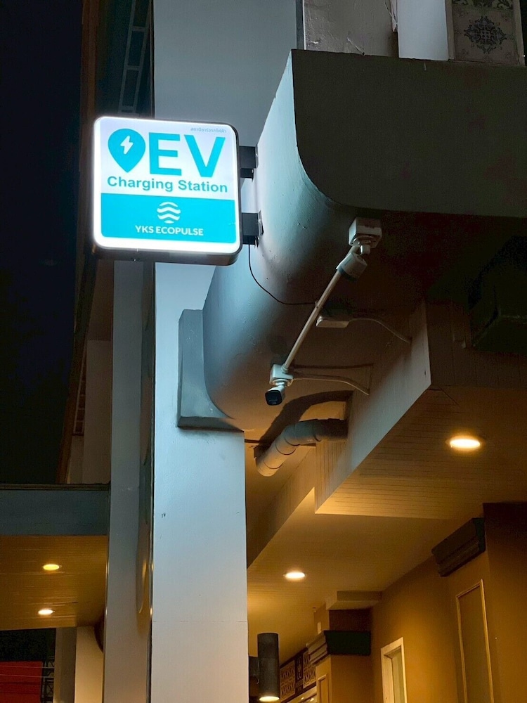 Electric vehicle charging station