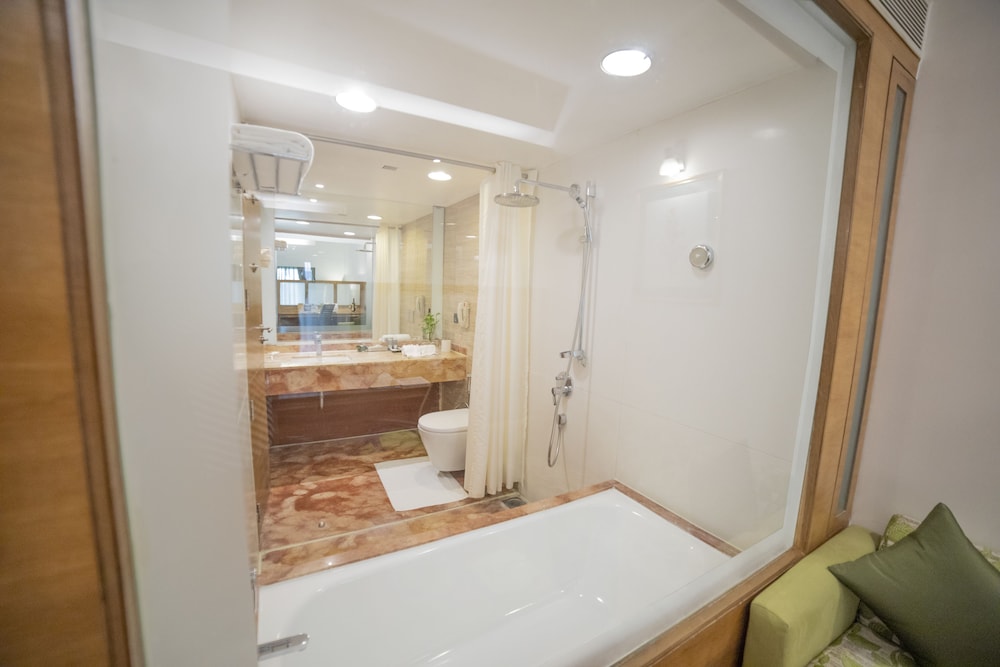 Deep soaking bathtub