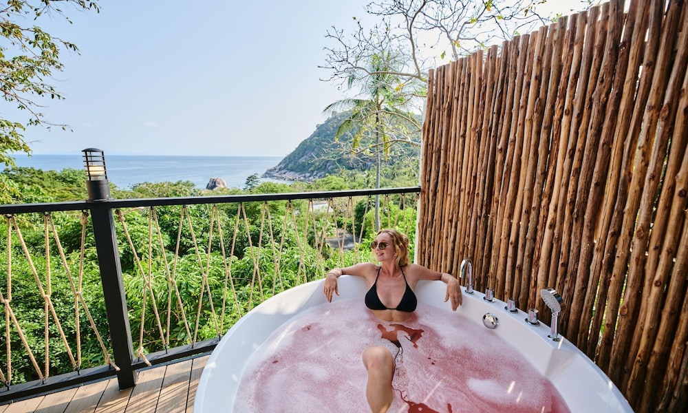 Deep soaking bathtub