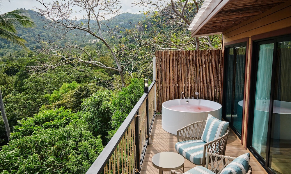 Deep soaking bathtub