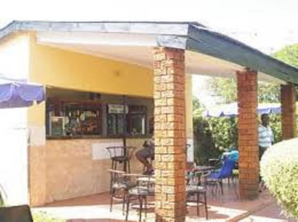Poolside bar