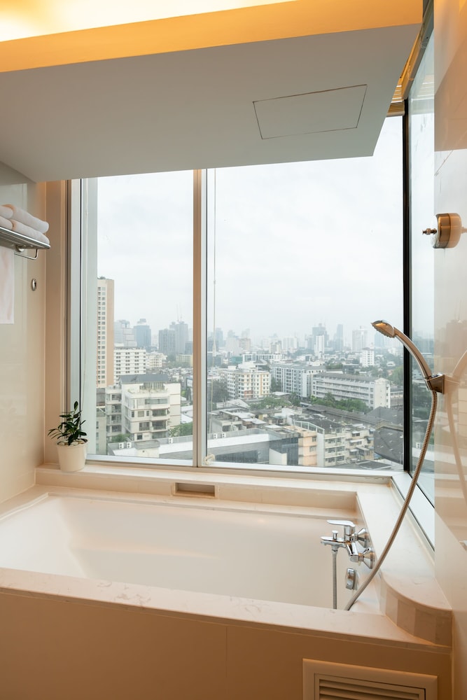 Deep soaking bathtub