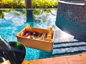 thumbnail: Champagne service