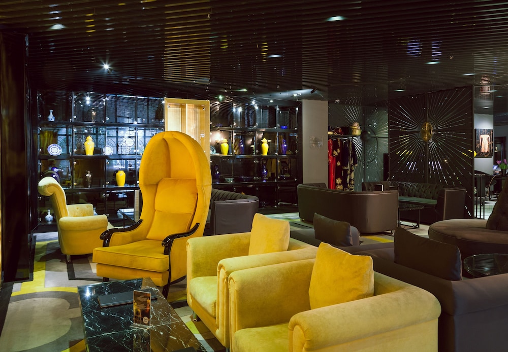 Lobby lounge