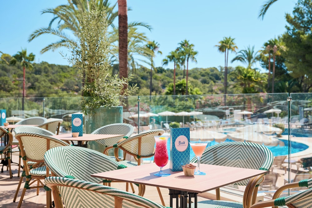 Poolside bar