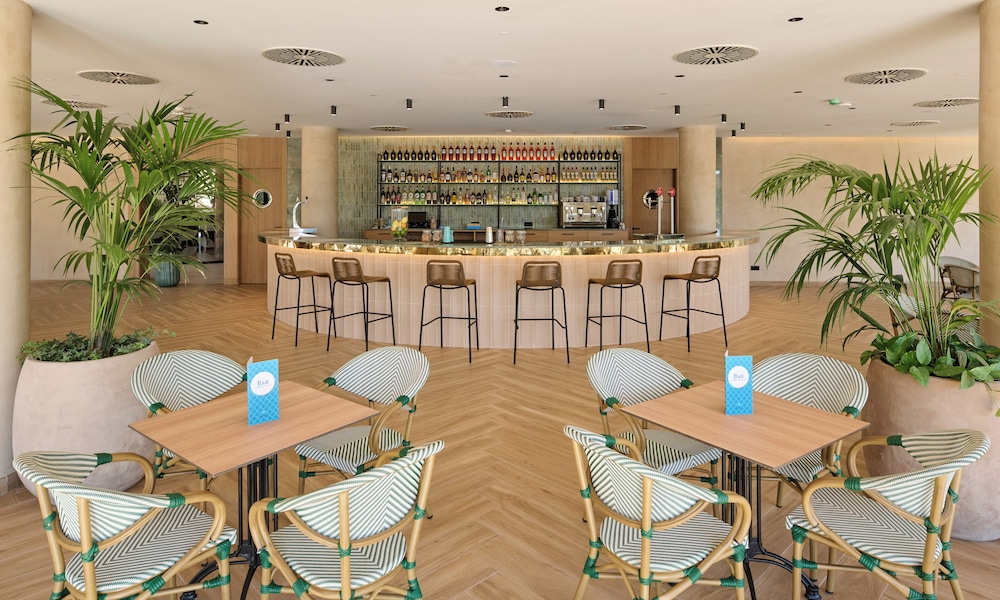 Poolside bar