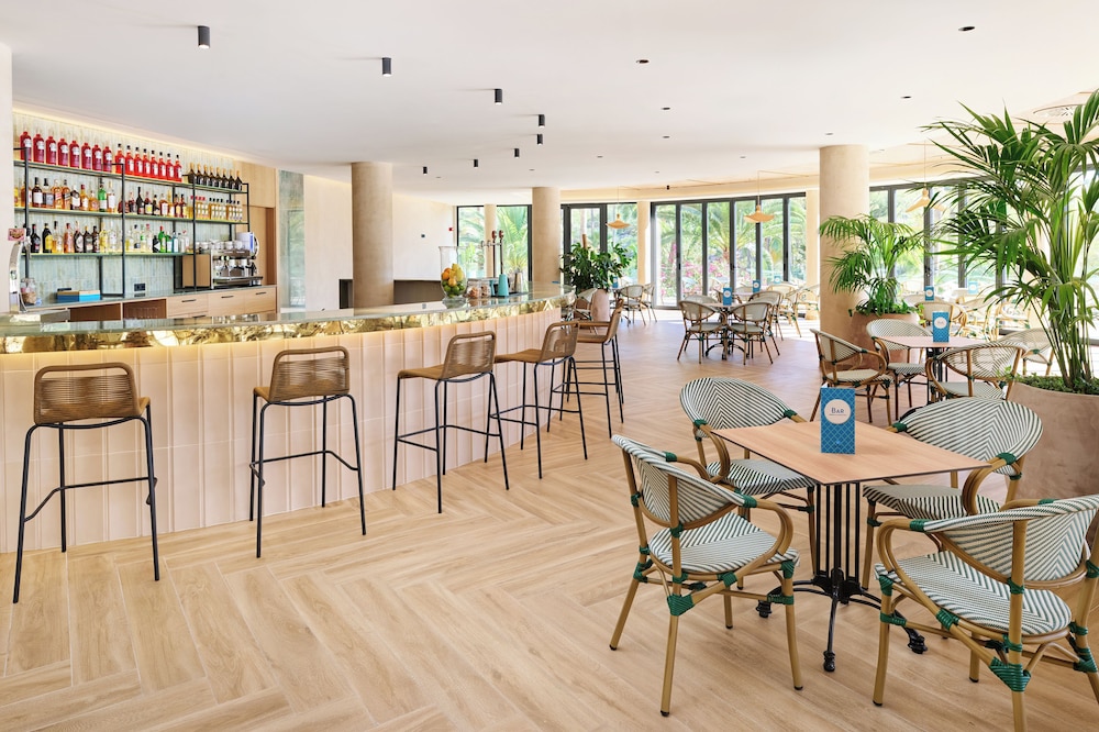 Poolside bar