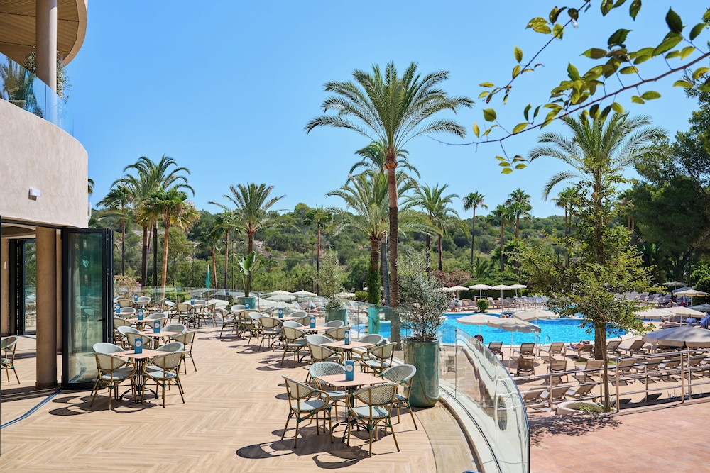 Poolside bar