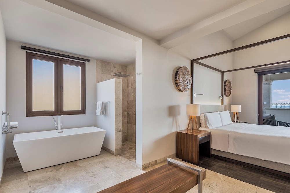 Deep soaking bathtub