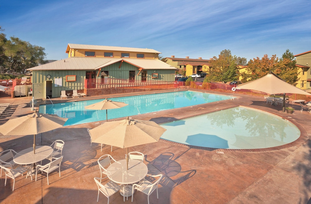 Indoor/outdoor pool