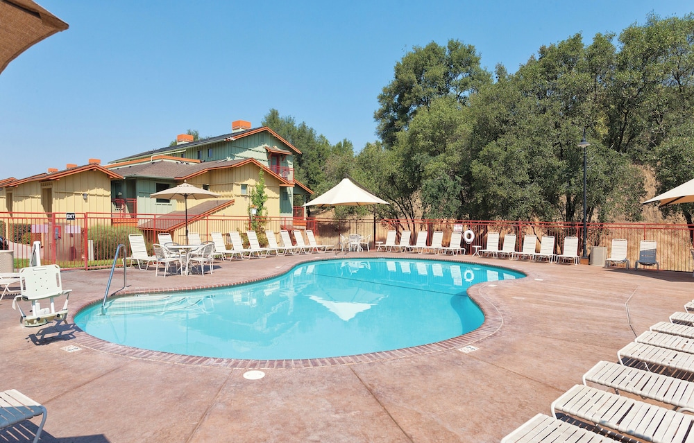 Indoor/outdoor pool