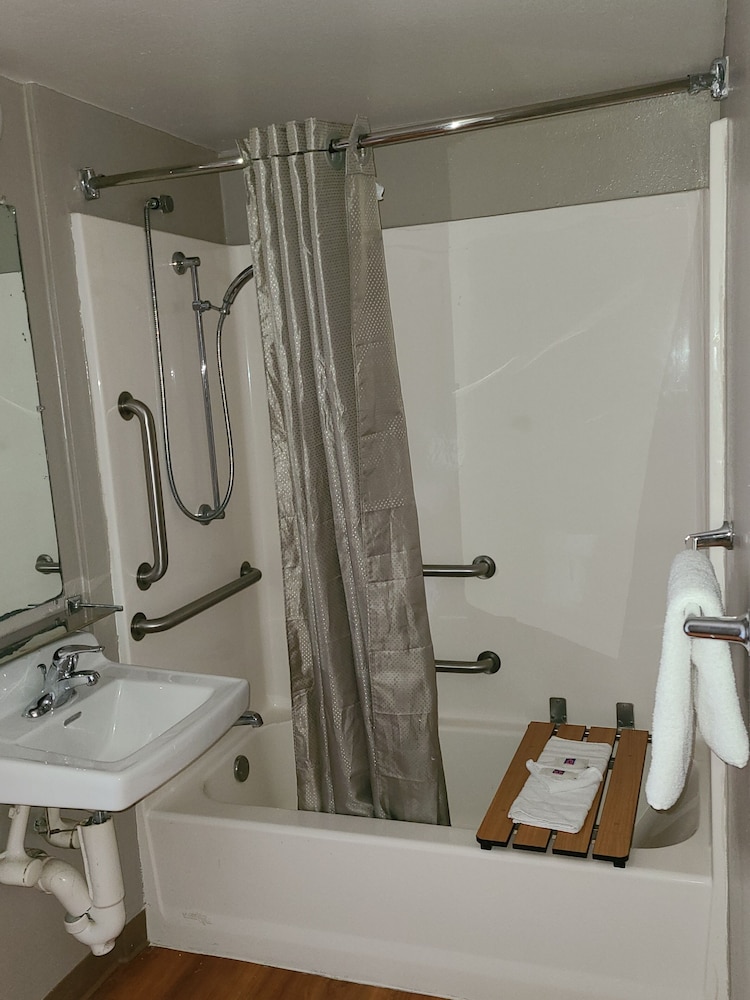 Portable bathtub seat