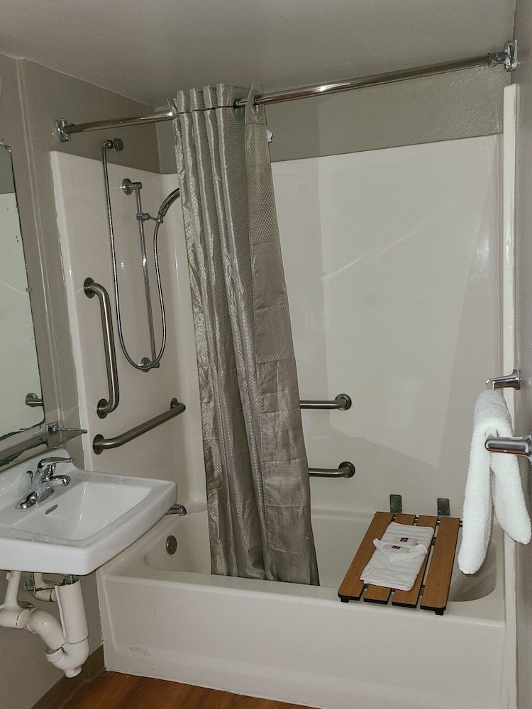 Portable bathtub seat