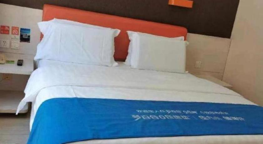 899437703.jpg