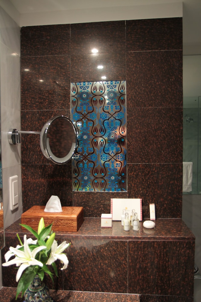 Bathroom amenities